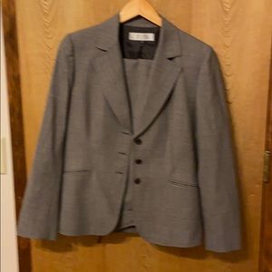 2 pice Tahari pants suit like new